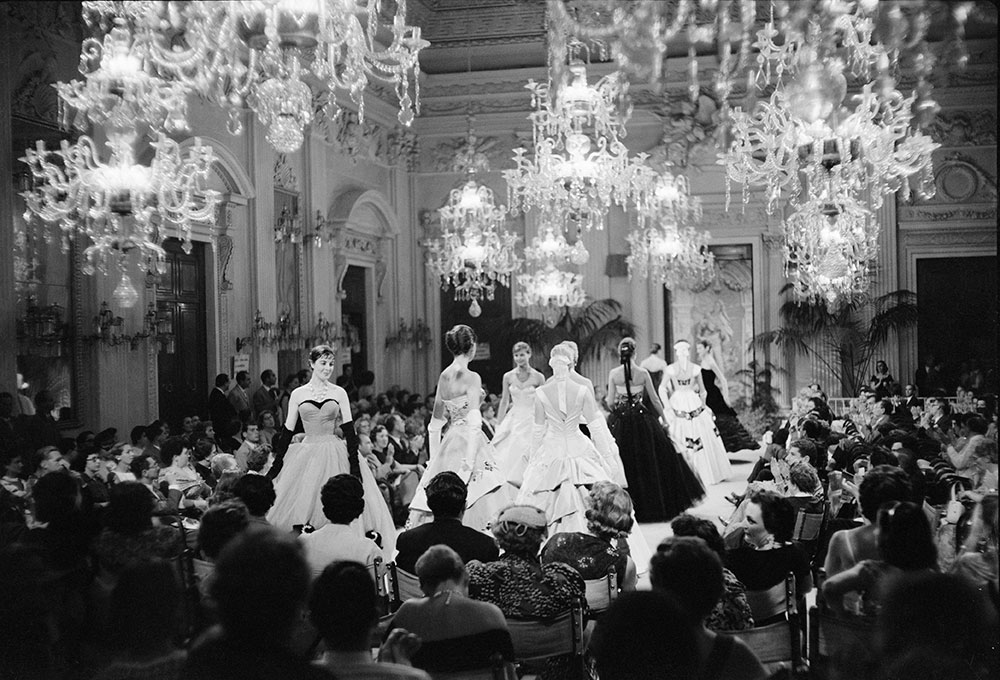 Fashion show in Sala Bianca, 1955. Archivio Giorgini.